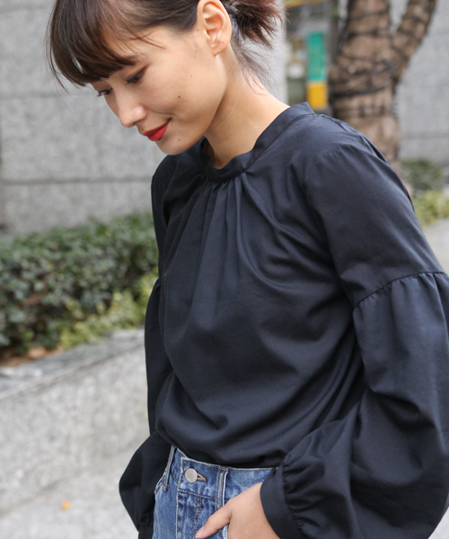 laboratory work（ラボラトリーワーク）の「バックボタンブラウス（シャツ/ブラウス・レディース・ネイビー/オフホワイト/ベージュ・MEDIUM）」の3枚目の写真