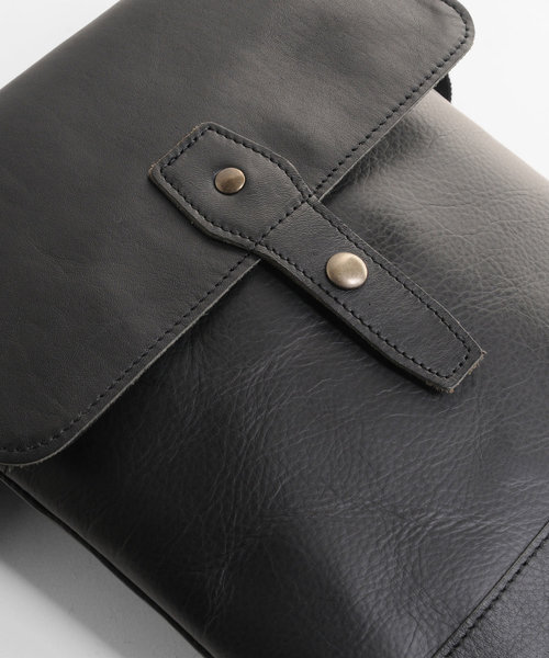 sankyo shokai（サンキョウショウカイ）の「[SADDLE]日本製牛革レザーショルダーバッグ（ショルダーバッグ・メンズ・ブラック・FREE）」の4枚目の写真