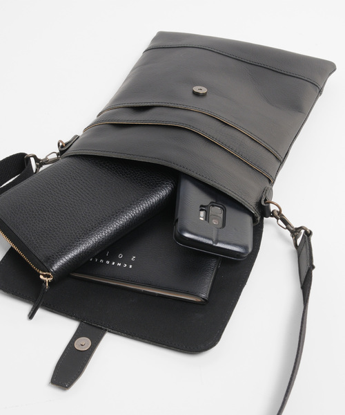 sankyo shokai（サンキョウショウカイ）の「[SADDLE]日本製牛革レザーショルダーバッグ（ショルダーバッグ・メンズ・ブラック・FREE）」の2枚目の写真