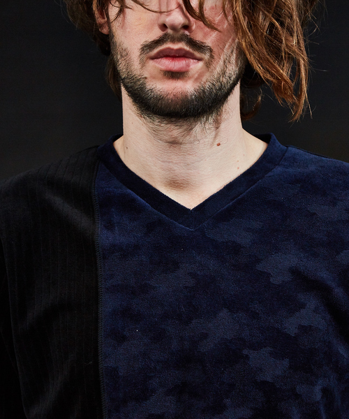 5351 POUR LES HOMMES(ゴーサンゴーイチプールオム)の「パッチワークベロアVネックカットソー(Tシャツ/カットソー・メンズ・ネイビー/ブラック/カーキ・50/44/46/48)」の20枚目の写真