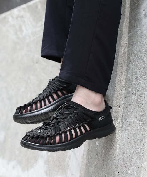 KEEN(キーン)の「【KEEN】UNEEK O2 / ユニーク オーツー スポーツサンダル スニーカーサンダル(スニーカー・メンズ・ブラック×ブラック・8/10/9/8h/9h)」の4枚目の写真