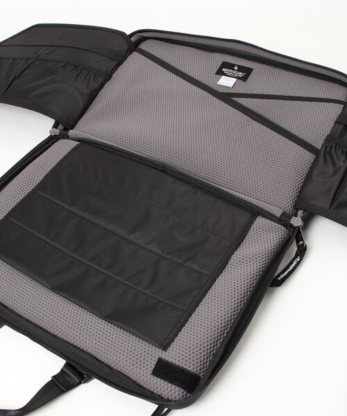 INDISPENSABLE （インディスペンサブル）の「INDISPENSABLE　LAPTOP CASE PORTAFFICE16 ECONYL（クラッチバッグ・メンズ・ブラック・FREE）」の4枚目の写真