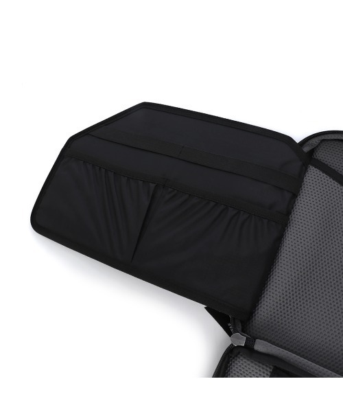 INDISPENSABLE （インディスペンサブル）の「INDISPENSABLE　LAPTOP CASE PORTAFFICE16 ECONYL（クラッチバッグ・メンズ・ブラック・FREE）」の10枚目の写真