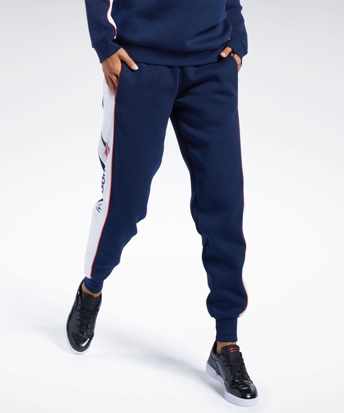 Reebok（リーボック）の「クラシックス リニア フリース パンツ / Classics Linear Fleece Pants（スウェットパンツ・レディース・ネイビー/ライトグレー・X-LARGE/MEDIUM/SMALL/LARGE）」の2枚目の写真