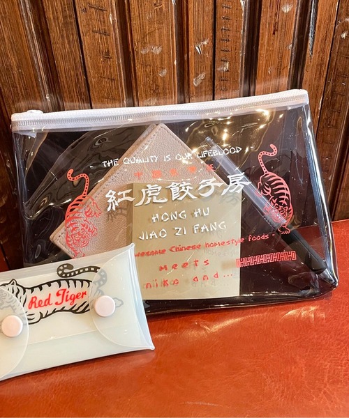 niko and...(ニコアンド)の「【紅虎餃子房】コラボ塩ビポーチ(ポーチ・レディース・ホワイト/ブラック・0)」の1枚目の写真