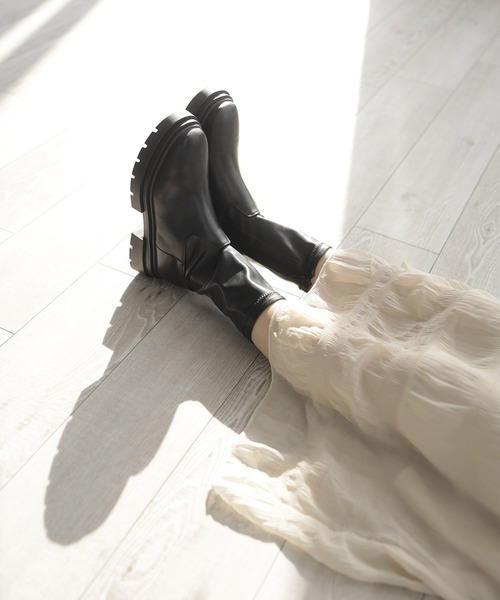 SESTO(セスト)の「ボリュームトラックソール厚底ストレッチショートブーツ(ブーツ・レディース・アイボリー/ブラック・LL/L/3L/M/S)」の5枚目の写真