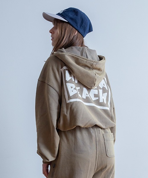 LIFE'S A BEACH(ライフズアビーチ)の「Universal Style Wear × Life's a Beach / ライフズアビーチ コラボ パーカー(パーカー・メンズ・ブラック/ブラウン/オフホワイト/グレー・MEDIUM/LARGE/X-LARGE)」の4枚目の写真