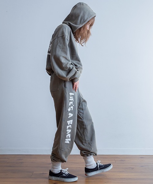 LIFE'S A BEACH(ライフズアビーチ)の「Universal Style Wear × Life's a Beach / ライフズアビーチ コラボ パーカー(パーカー・メンズ・ブラック/ブラウン/オフホワイト/グレー・MEDIUM/LARGE/X-LARGE)」の7枚目の写真