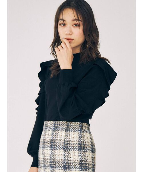 MERCURYDUO(マーキュリーデュオ)の「2WAYオープンショルダーラッフルニット(ニット/セーター・レディース・ブラック/パープル/レッド/オフホワイト・FREE)」の3枚目の写真