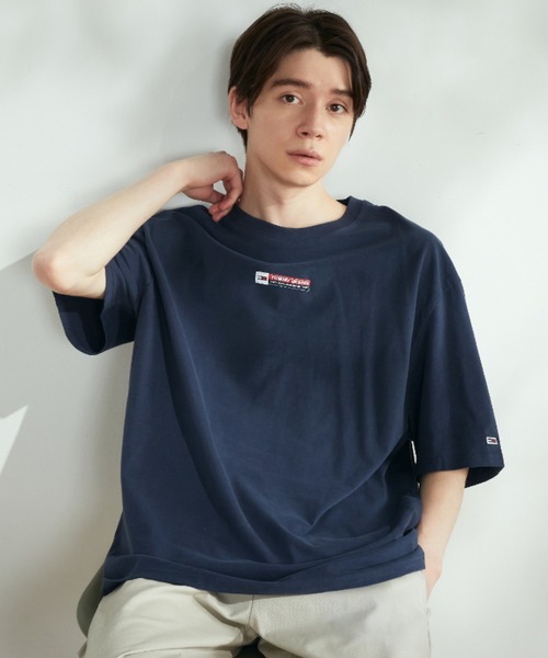 tommy jeans（トミー ジーンズ）の「ロゴバッジTシャツ（Tシャツ/カットソー・メンズ・ホワイト/ネイビー/グレー/レッド・SMALL/MEDIUM/LARGE/X-LARGE/XX-LARGE）」の3枚目の写真