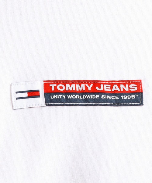tommy jeans（トミー ジーンズ）の「ロゴバッジTシャツ（Tシャツ/カットソー・メンズ・ホワイト/ネイビー/グレー/レッド・SMALL/MEDIUM/LARGE/X-LARGE/XX-LARGE）」の6枚目の写真
