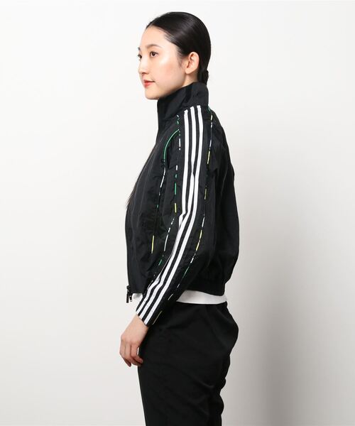 adidas（アディダス）の「フローラル パイピング ウーブン トラック