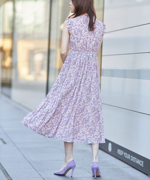 フロントパール付きフラワープリントシフォンプリーツワンピース　ピンク フロントパール付きフラワープリントシフォンプリーツワンピース