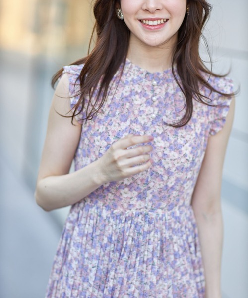 フロントパール付きフラワープリントシフォンプリーツワンピース　ピンク フロントパール付きフラワープリントシフォンプリーツワンピース