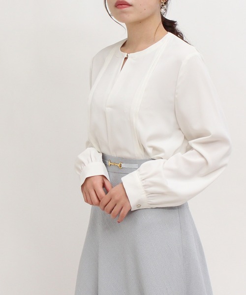 TRUDEA（トルディア）の「金具使いスキッパーブラウス（シャツ/ブラウス・レディース・ホワイト/イエロー/ライトグレー/ネイビー/サックスブルー・MEDIUM/LARGE）」の9枚目の写真