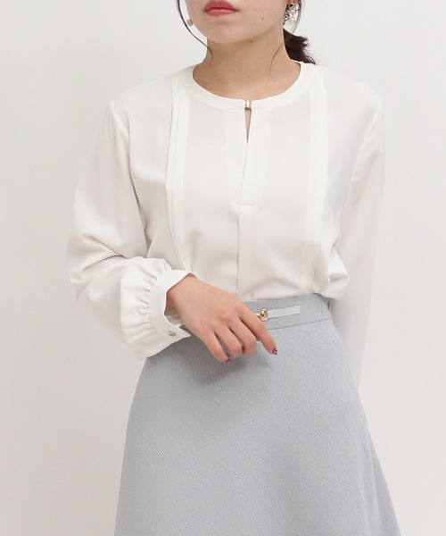 TRUDEA（トルディア）の「金具使いスキッパーブラウス（シャツ/ブラウス・レディース・ホワイト/イエロー/ライトグレー/ネイビー/サックスブルー・MEDIUM/LARGE）」の8枚目の写真