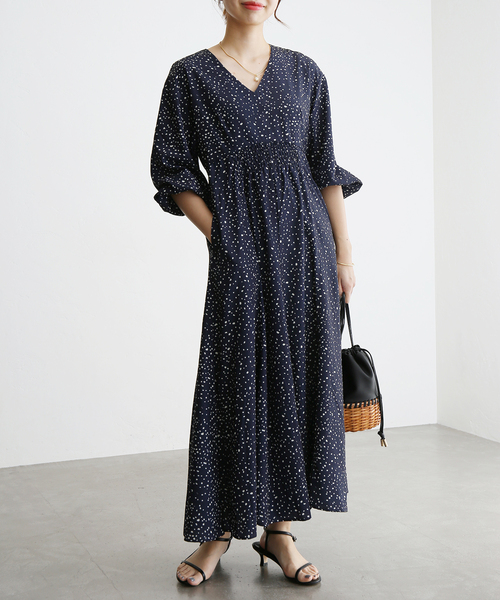 La TOTALITE（ラトータリテ）の「ランダムドット Vネックフレアーワンピース（ワンピース・レディース・ナチュラル/ネイビー・36/38）」の2枚目の写真
