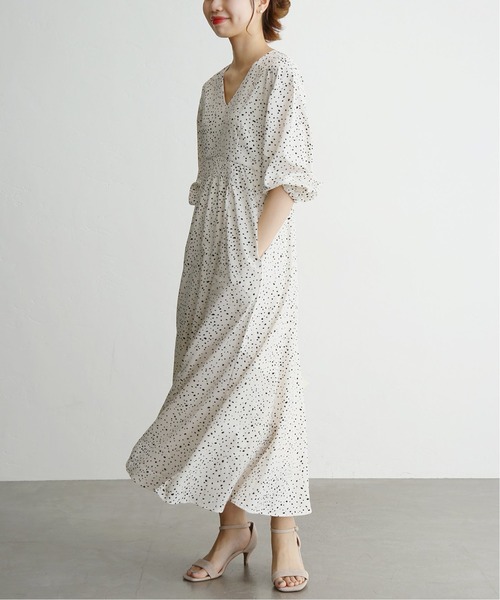 La TOTALITE（ラトータリテ）の「ランダムドット Vネックフレアーワンピース（ワンピース・レディース・ナチュラル/ネイビー・36/38）」の3枚目の写真