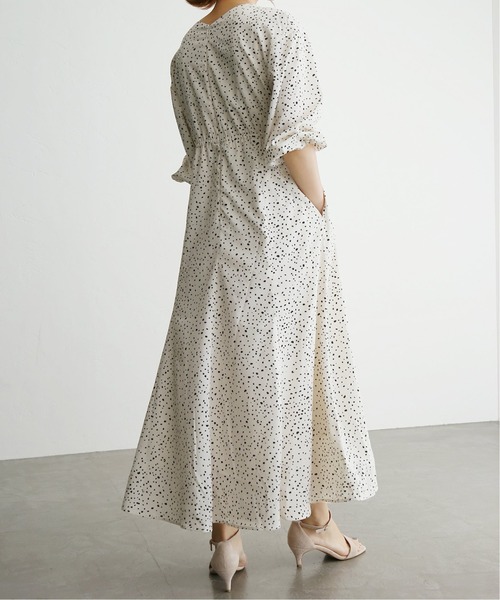 La TOTALITE（ラトータリテ）の「ランダムドット Vネックフレアーワンピース（ワンピース・レディース・ナチュラル/ネイビー・36/38）」の4枚目の写真