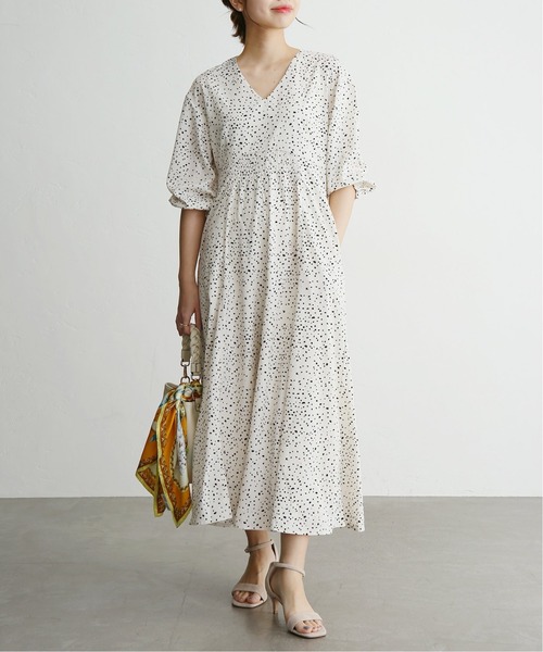 La TOTALITE（ラトータリテ）の「ランダムドット Vネックフレアーワンピース（ワンピース・レディース・ナチュラル/ネイビー・36/38）」の6枚目の写真