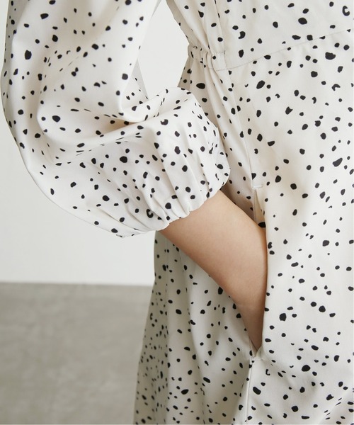 La TOTALITE（ラトータリテ）の「ランダムドット Vネックフレアーワンピース（ワンピース・レディース・ナチュラル/ネイビー・36/38）」の7枚目の写真