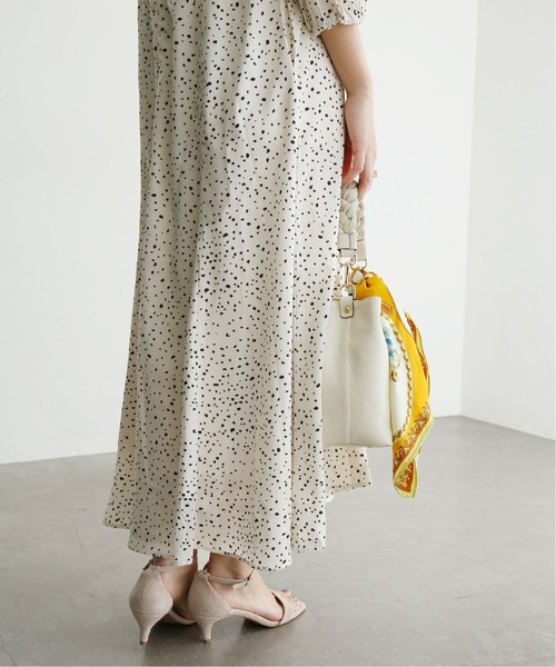 La TOTALITE（ラトータリテ）の「ランダムドット Vネックフレアーワンピース（ワンピース・レディース・ナチュラル/ネイビー・36/38）」の8枚目の写真