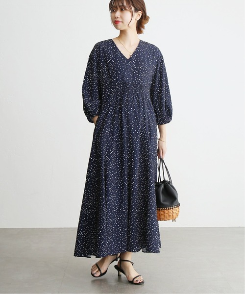 La TOTALITE（ラトータリテ）の「ランダムドット Vネックフレアーワンピース（ワンピース・レディース・ナチュラル/ネイビー・36/38）」の9枚目の写真