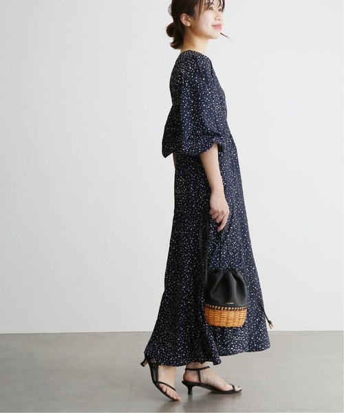 La TOTALITE（ラトータリテ）の「ランダムドット Vネックフレアーワンピース（ワンピース・レディース・ナチュラル/ネイビー・36/38）」の10枚目の写真