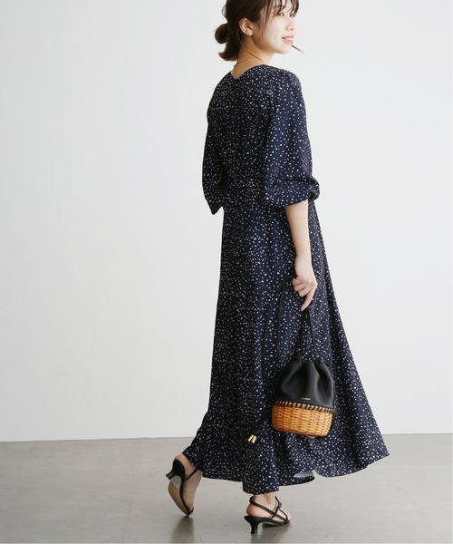 La TOTALITE（ラトータリテ）の「ランダムドット Vネックフレアーワンピース（ワンピース・レディース・ナチュラル/ネイビー・36/38）」の11枚目の写真