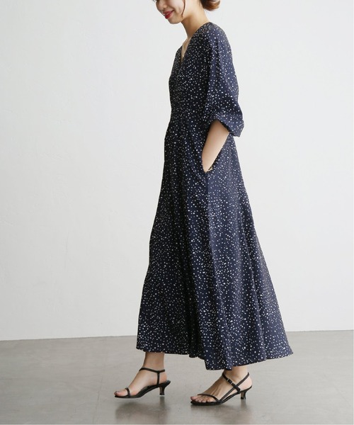 La TOTALITE（ラトータリテ）の「ランダムドット Vネックフレアーワンピース（ワンピース・レディース・ナチュラル/ネイビー・36/38）」の12枚目の写真