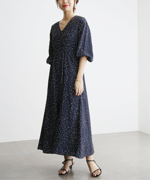 La TOTALITE（ラトータリテ）の「ランダムドット Vネックフレアーワンピース（ワンピース・レディース・ナチュラル/ネイビー・36/38）」の13枚目の写真