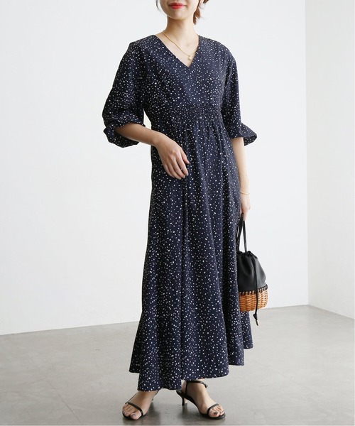 La TOTALITE（ラトータリテ）の「ランダムドット Vネックフレアーワンピース（ワンピース・レディース・ナチュラル/ネイビー・36/38）」の14枚目の写真