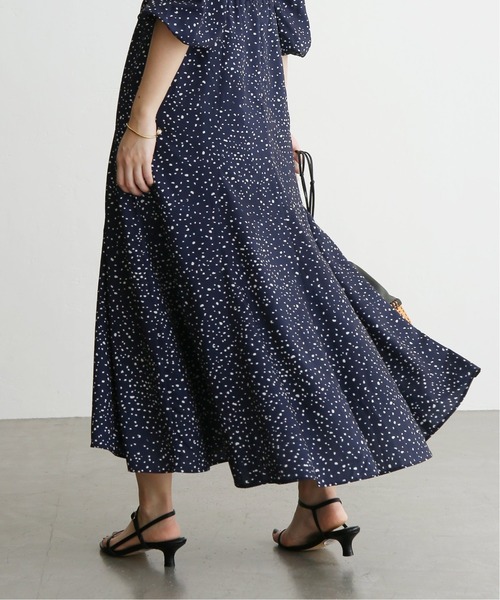 La TOTALITE（ラトータリテ）の「ランダムドット Vネックフレアーワンピース（ワンピース・レディース・ナチュラル/ネイビー・36/38）」の16枚目の写真
