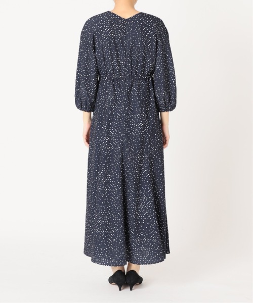 La TOTALITE（ラトータリテ）の「ランダムドット Vネックフレアーワンピース（ワンピース・レディース・ナチュラル/ネイビー・36/38）」の19枚目の写真