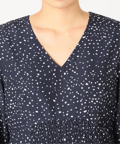 La TOTALITE（ラトータリテ）の「ランダムドット Vネックフレアーワンピース（ワンピース・レディース・ナチュラル/ネイビー・36/38）」の20枚目の写真