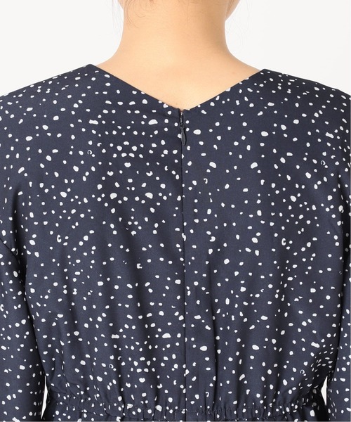 La TOTALITE（ラトータリテ）の「ランダムドット Vネックフレアーワンピース（ワンピース・レディース・ナチュラル/ネイビー・36/38）」の21枚目の写真