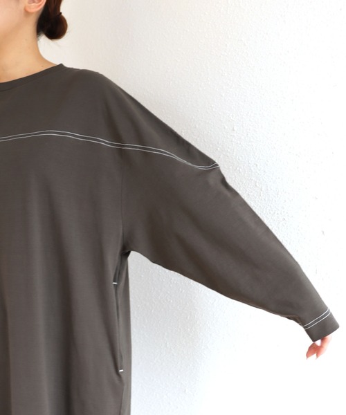 andme(アンドミー)の「配色ステッチオーバーサイズ長袖Tシャツワンピース(ワンピース・レディース・チャコールグレー/ブラック/グリーン/グレイッシュベージュ/パープル/ネイビー/ブラウン/カーキ/ブルー・M/L)」の14枚目の写真