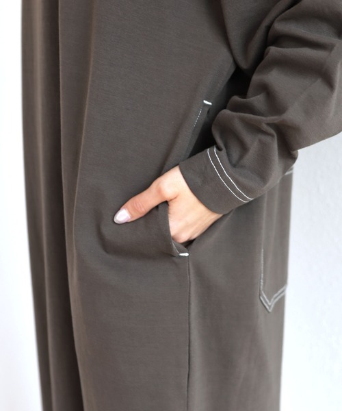 andme(アンドミー)の「配色ステッチオーバーサイズ長袖Tシャツワンピース(ワンピース・レディース・チャコールグレー/ブラック/グリーン/グレイッシュベージュ/パープル/ネイビー/ブラウン/カーキ/ブルー・M/L)」の10枚目の写真