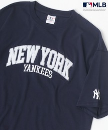 MLB（メジャーリーグベースボール）の「MLB/メジャーリーグベースボール ビッグシルエット カレッジ チームロゴ サガラ刺繍 ソデワンポイント刺繍 Tシャツ（Tシャツ/カットソー・メンズ）」