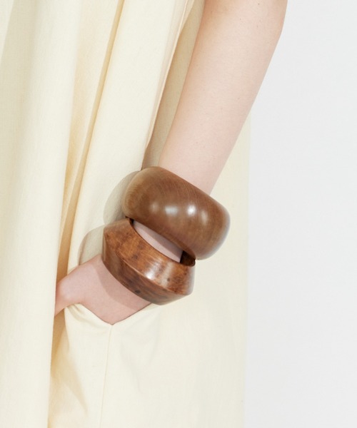 ALEXIA STAM（アリシアスタン）の「Wood Bangle /ウッドバングル（バングル/リストバンド・レディース・ブラウン/ベージュ・FREE）」の4枚目の写真
