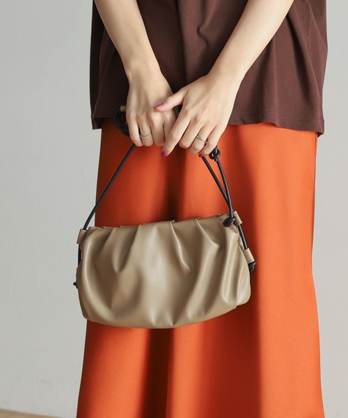 URBAN RESEARCH DOORS(アーバンリサーチドアーズ)の「ラバーストリングショルダーバッグ(ショルダーバッグ・レディース・ブラック/ベージュ・ONE)」の1枚目の写真