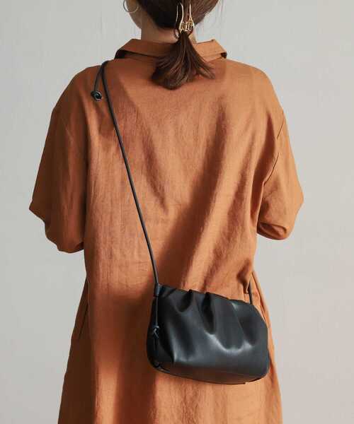 URBAN RESEARCH DOORS(アーバンリサーチドアーズ)の「ラバーストリングショルダーバッグ(ショルダーバッグ・レディース・ブラック/ベージュ・ONE)」の2枚目の写真