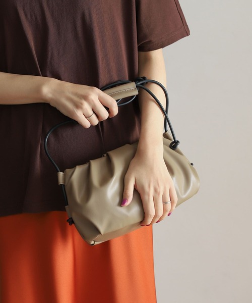 URBAN RESEARCH DOORS(アーバンリサーチドアーズ)の「ラバーストリングショルダーバッグ(ショルダーバッグ・レディース・ブラック/ベージュ・ONE)」の3枚目の写真