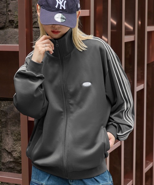 MONO-MART（モノマート）の「【CODDERR】サイドラインリブ配色 サークルロゴ刺繍 オーバートラックジャケット（ジャージ・レディース・ブラック/グレー/グリーン/グレイッシュベージュ/オレンジ/アイボリー/レッド/カーキ/ネイビー/ホワイト/レッド系/ダークグリーン/ブルー/ネイビー系/チャコール・M/L）」の7枚目の写真