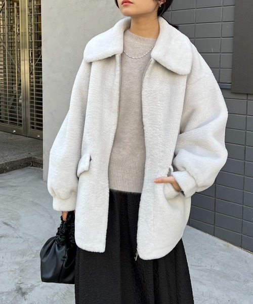 Lui's（ルイス）の「フェイクボアオーバージャケット（ブルゾン・レディース・キャメル/ライトグレー・FREE）」の2枚目の写真