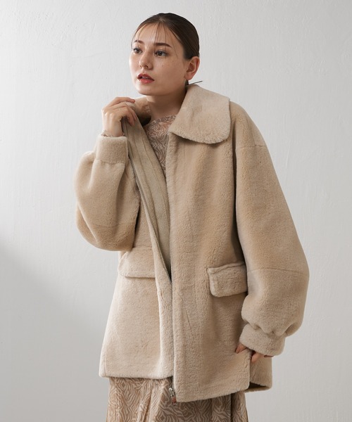 Lui's（ルイス）の「フェイクボアオーバージャケット（ブルゾン・レディース・キャメル/ライトグレー・FREE）」の4枚目の写真