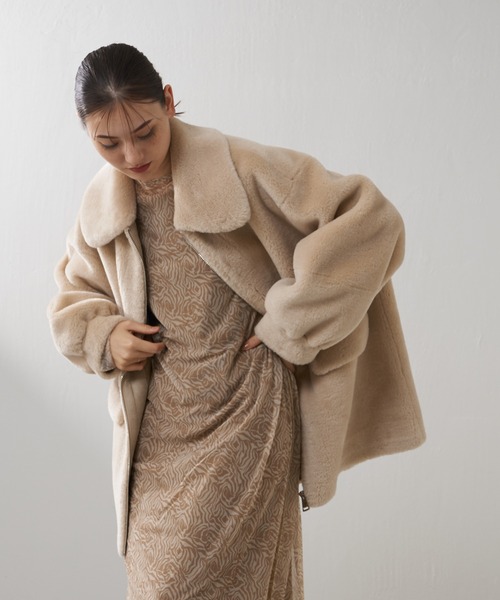 Lui's（ルイス）の「フェイクボアオーバージャケット（ブルゾン・レディース・キャメル/ライトグレー・FREE）」の5枚目の写真