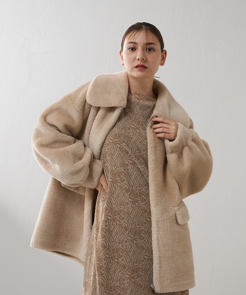 Lui's（ルイス）の「フェイクボアオーバージャケット（ブルゾン・レディース・キャメル/ライトグレー・FREE）」の6枚目の写真