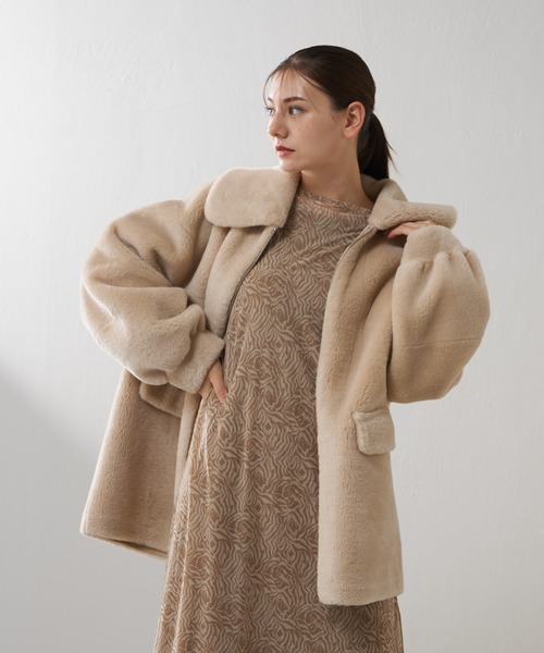 Lui's（ルイス）の「フェイクボアオーバージャケット（ブルゾン・レディース・キャメル/ライトグレー・FREE）」の7枚目の写真