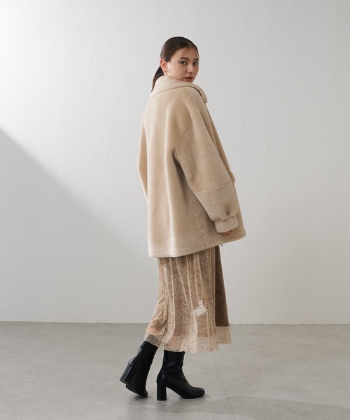 Lui's（ルイス）の「フェイクボアオーバージャケット（ブルゾン・レディース・キャメル/ライトグレー・FREE）」の8枚目の写真